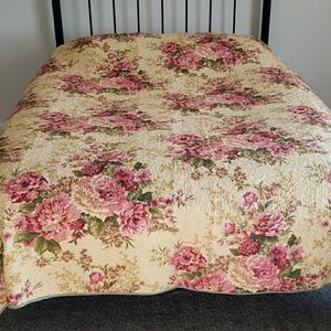 Elegant Floral Quilt Comforter with Pink and Green Design